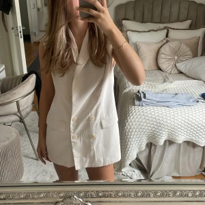 Blazer  - Blazer utan ärmar från mango, går att ha som klänning också 