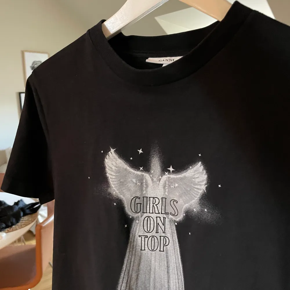 Superfin cool t-shirt från GANNI 🌟🪩 Köpt på Nathalie Schuterman för nått år sedan men endast använd vid 3 tillfällen så i nyskick!! Hör av dig om du är intresserad eller har några frågor 💖💖. T-shirts.