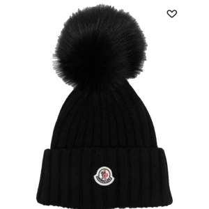 Mössa - Köpt förra vintern men helt oanvänd då ja inte tycker ja passar alls i mössa. Köpt för 2000kr men har inget kvitto då ja fick den i present av en vän där av priset