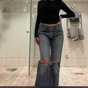 Jeans - Jeans från lee med hål i knäna! Dom stängs med knappar  Midjemått 80, innebenslängden 79