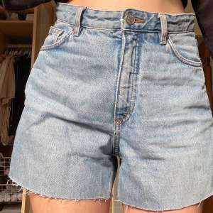 Shorts från monki jag klippt själv. Bra skick. Storlek 28.