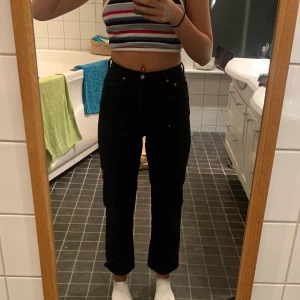 Jeans - Säljer mina svarta ribcage straight jeans från levis. Sitter jättesnyggt rund midjan och rumpan! Säljer eftersom de är för korta för mig som är 174. Nästan helt oanvända!💕