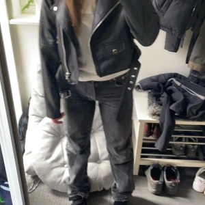 Skinnjacka  - Säljer denna jättefina skinn jacka från Pull & Bear i stl M, liten i storleken. Passar mig som i vanliga fall har S. Nästan identisk med skinn jackan från zara!! Sparsamt använd och inga slitningar! Hör av dig vid fler frågor💗💗