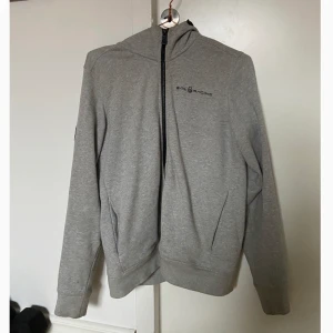Sail Racing Hoodie - Snygg Sail Racing Zip Hoodie i ljusgrå. Köptes för ett halvår sedan men knappt använd. Sälja pga. För liten storlek 