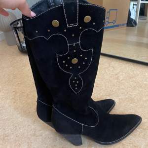 Säljer dessa unika cowboy bootsen som jag knappt använt eftersom dom inte passar mina fötter!🫶🏽 Hör gärna av er om ni är intresserade, tryck inte på köp direkt!🫶🏽