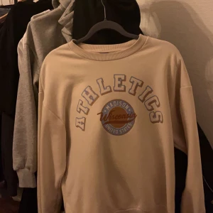 Sweatshirt- tryck  - Cool sweatshirt som inte längre kommer till användning☺️ i bra skick!