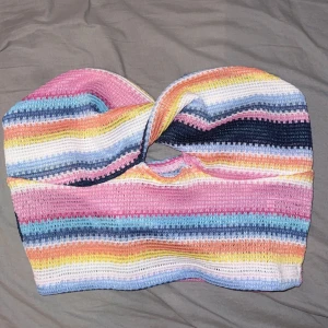 Bandeau topp - Gullig färgglad bandeau topp i storlek XS💕  Kan tänka mig att gå ner i pris på det mesta jag säljer så Kolla gärna in mina andra annonser ✨