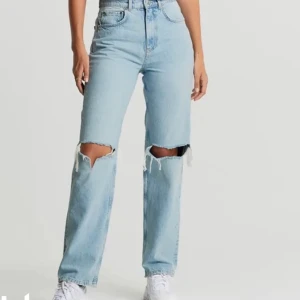 Jeans - Blåa jeans med slitningar från Gina tricot, sälj pga att jag har 2! Har dom även i 36