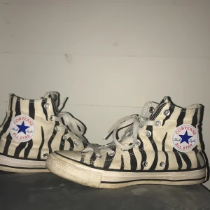 Convers med zebra mönster  - Coola convers i fint skick. Har inte kommit till användning så ofta och jag inte heller några större märken. Skorna har zebramönster på båda sidorna.🦓💚