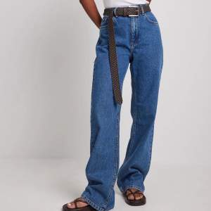 Jeans från NAKD i strl 36 använd ett fåtal gånger. Säljer för 250kr + frakt (66kr) Fraktar endast och köparen står för frakten Frågor eller funderingar? Skicka ett meddelande!🤍