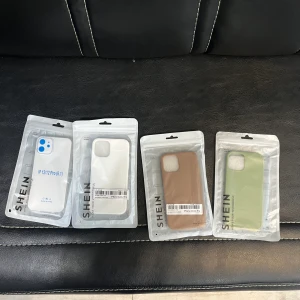 Mobilskal   - Olika mobilskal, alla passar iPhone 12 och 12 PRO. Oöppnade & oanvända. 🌷  De köps alla tillsammans för 100kr. 🍀