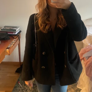 svart kort kappa - as najs svart kapp som ör mycket trendig just nu! från hm och ör helt slutsåld! bud på 679kr!