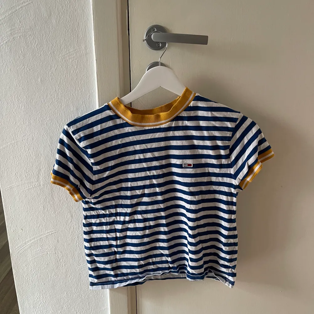 T-shirt från Tommy Hilfiger (Tommy Jeans). Passar för den som är XS/S 😄✨ säljer den då den inte är min stil längre . T-paidat.