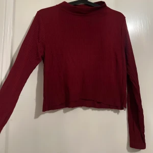 Tröja - En fin vinröd långärmad tröja från metropol. Är i nysick