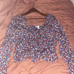 En oanvänd blus - En färgglad blus från h&m 