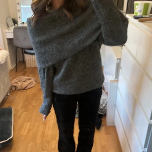 Off shouder tröja från hm - En super fin och trändig off shouder tröja från hm💗 köp diräkt för 300kr❤️Den är helt ny och aldrig använd💗Fick hem den förra veckan💗kontakta vid intresse eller fler frågor🫶🏼