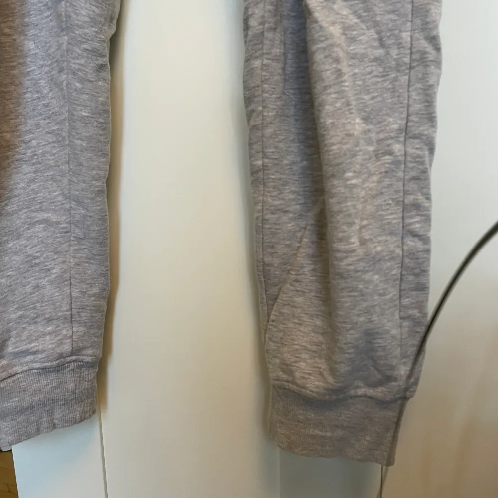 ett par supersköna gråa mjukisbyxor som tyvärr inte används så mycket som jag önskat . Jeans & Byxor.