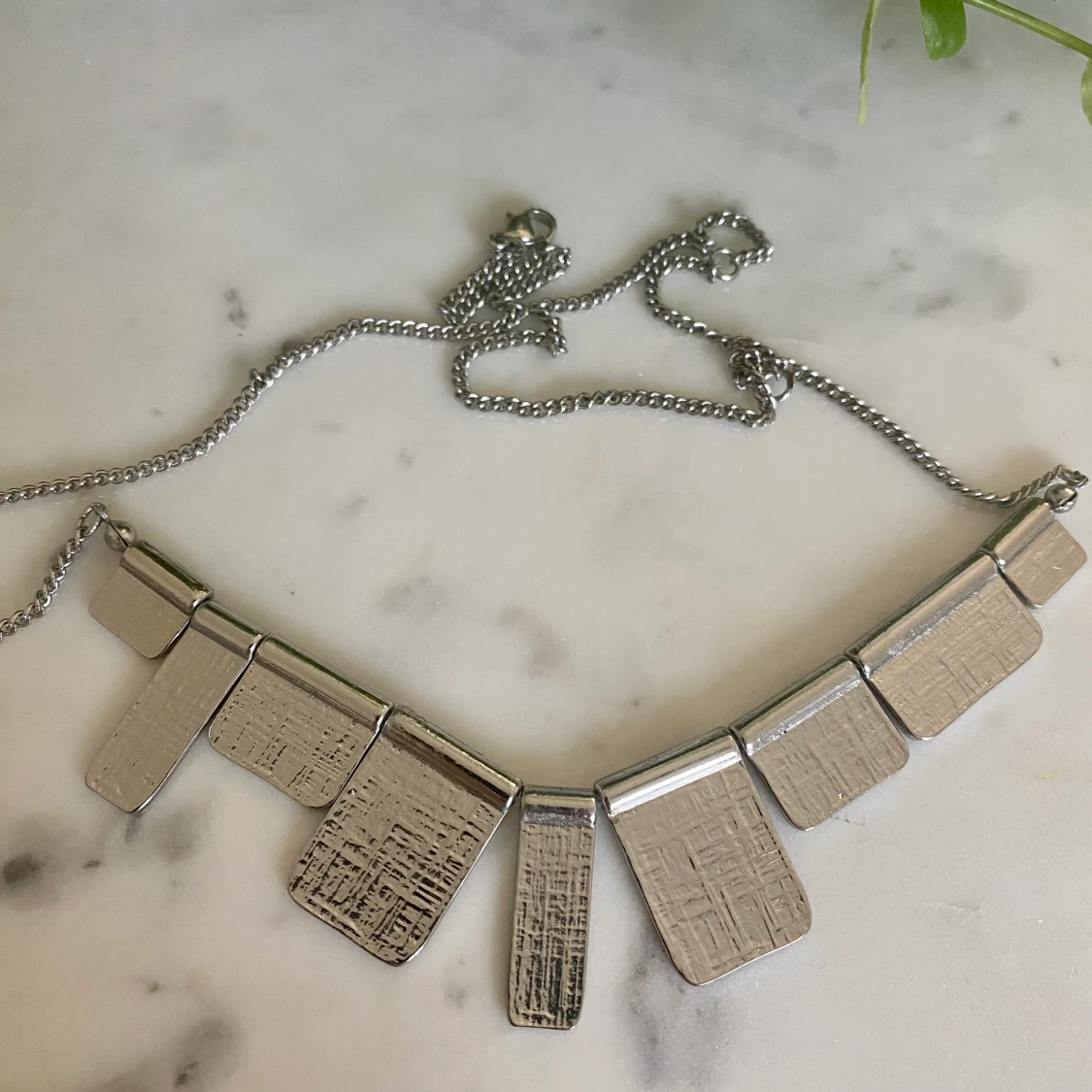 Asymmetrisk halsband  - 90