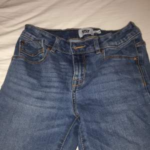 Ett par mörkblå flare jeans som är justerbara i midjan, dom är stretchiga i tyget och är ej slitna. Jag säljer för att dom är för små för mig numera☺️50 kr plus frakt😘