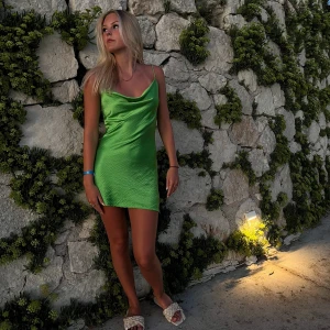 Grön klänning - Jätteskön och fin grön klänning från Gina tricot, tror jag köpte den för 399kr. Säljer den pga att jag inte längre använder den. Klänningen är använd endast 2 gånger🫶🏻