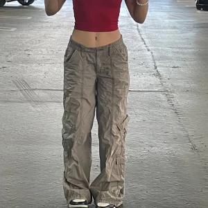 Y2K Cargos  - Säljer dessa snygga cargo byxor då de inte kommer till användning. De har används en gång. Köpte de från Urban Outfitters för 900kr och de är i perfekt skick. Färgen är beige/grå. ENDAST SERIÖSA BUD!
