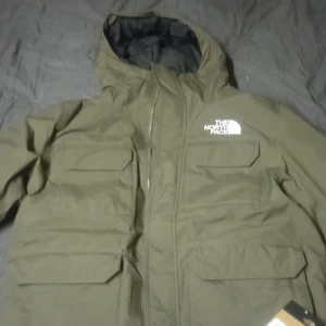 North face Jacka helt ny - Helt ny vinterjacka från north face. Kostar 3500. Mitt pris 1700. Det är en stor M