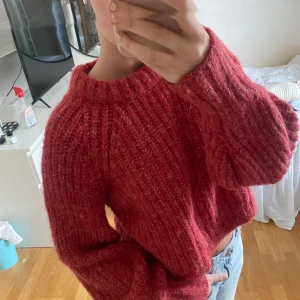 Stickad tröja - Röd stickad tröja från H&M, den är lite croppad och har ballongärmar. I väldigt bra skick 