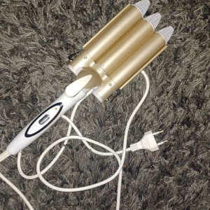 Vågtång säljes - Knappt använd vågtång som ger jättefint resultat. Dock lite tung. Säljer då jag slutat med värmeverktyg. 200kr plus frakt. Kan tänkas sänka vid snabb affär 👌