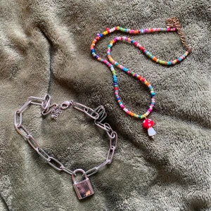 halsband  - Två olika halsband som jag inte använder! priserna på sid 2 ❣️90kr för båda ! ( ink inte frakt) hör av dig vid intresse! 