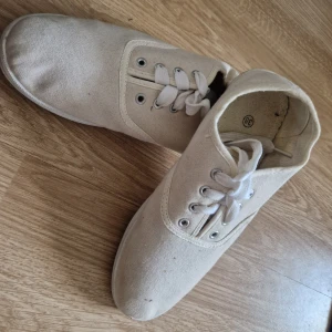 Strl 38 sneakers vit  - Skor storlek 38, bra skick, behöver tvättas.  Vit .  vissa skor behöver rengöras, de låg i en påse med andra skor, så de kan vara smutsiga eller dammiga, mycket bra skick, perfekt skick eller nya skor, storlek 37 eller 37,5 och alla skor passar 24 cm elle