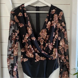 Paljettbody madlady str 38 - Paljettbody från madlady, använd 1 gång och är i väldigt fint skick. Nypris 500kr