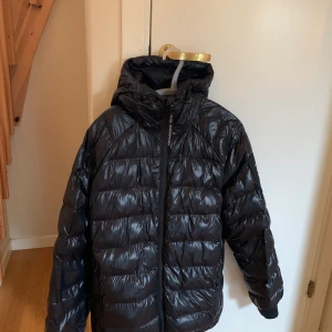 Peak performance Jacka  - Peak performance jacka i mycket bra skick. Använd 1/2 vinter Nypris ca 2200 Helt perfekt kap till vintern  Skriv för fler bilder Pris kan diskuteras  