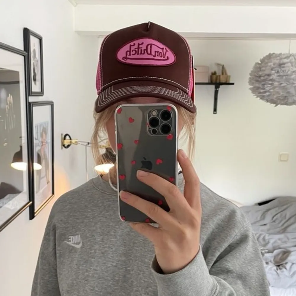 Von dutch keps, inga defekter är som ny. Går ej att köpa längre . Accessoarer.