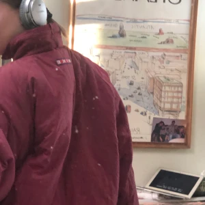 Nike vinterjacka Strl. L - Varm trendig nike- vinterjacka. Röd/vinröd med rutigt mönster och blå sideninsida. Innerfickor och metalldeagkedja. Använd en vinter  Köparen står för frakt