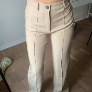 Kostymbyxor  - Beiga kostymbyxor från pull&bear. I storlek M (passar mig som är S). Lång modell (jag är 167)🤎