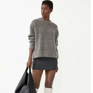 Stickad tröja  - Säljer denna snygga stickade tröjan från & other stories. Prislapp kvar och aldrig använd! Nypris 1300 men kom med egna bud❤️