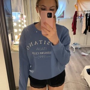 Skön blå tröja - Fin och mysig tröja i stel xs, köpt från primark för längesedan, kommer aldrig till användning längre