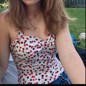 Korsett - Otroligt fin korsett! Använd 2-3 gånger. Säljer den TYVÄRR för att den blivit för liten :( Har sån metall under bysten och i midjan. 