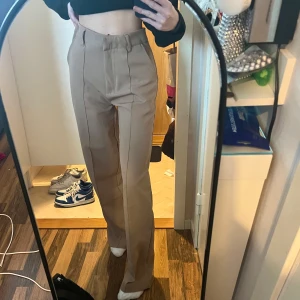 Beigea Kostymbyxor Madlady XS - Super fina beiga kostymbyxor i storlek XS från Madlady! Jag säljer dessa då de tyvärr är lite stora för mig :( De har använts två gånger men mestadels bara legat i garderoben, alltså så gott som nya!  Köpta för 500kr på Madlady, pris kan diskuteras ☺️ 