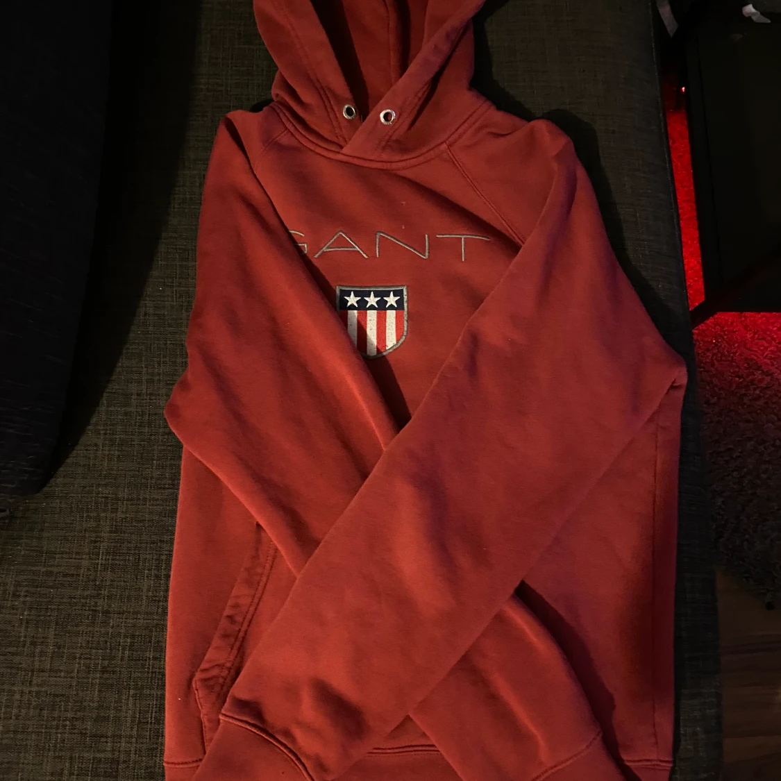 Gant hoodie i vinröd (strl M)