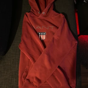 Gant hoodie i vinröd (strl M) - gant hoodie strl M
