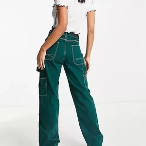 Gröna cargo pants  - Gröna cargo-pants från Bershka som ej kommer till användning längre! Endast använt vid nått enstaka tillfälle så byxorna är i nyskick! Köptes i butik för 300kr och säljer för 200kr:) vid snabb affär kan priset ev sänkas! Köpare står för frakt💞💞