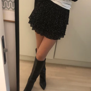 Volangkjol prickig Zara 34 - Knappt använd ❤️inbyggda shorts