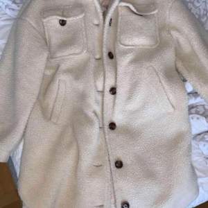 Denna kappa är från vero moda, säljer den för att jag tycker att Teddy kappor/jackor inte riktigt är min stil, men denna är så skön😍
