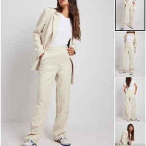 Melange Straight Suit Pants  - Byxorna är i storlek 34, och är normal i passformen. Dem är helt oanvända, prislappen hänger kvar. 