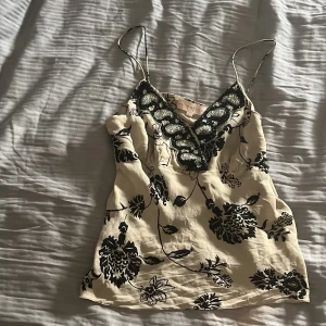 Amor&Psyche Linne - Köpte detta linne secondhand för två år sedan och varit KÄR(!) enda sen dess, men har tyvärr blivit för litet… storleken är L men sitter mer som en s/m. I bra skick och passar till sååå mycket😭😭😭 Skriv privat för fler bilder! 