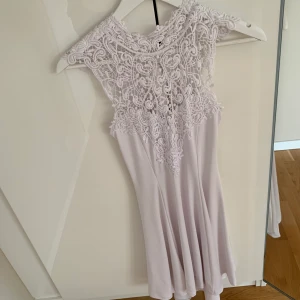 Klänning - Säljer denn fina klänning! Använder inte längre men tycker den är mycket fin och bekväm och är en perfekt klänning för t.ex: skolavslutning!💕