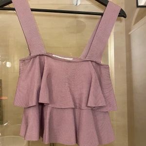 Zara volangtopp  - Så fin lilac färg 