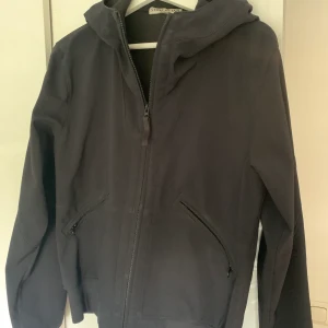 Stone island - Stone island jacka,tyvärr så har tappat bort patchen, men det går köpa en ny sån om man vill det , ena bilden tagen från internet så ni ska se bättre 