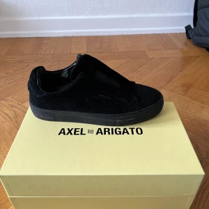 Axel Arigato - Axel arigatos Clean 360 Laceless Ny pris: 2050:- Använda ett fåtal gånger men nästan som nya skriv gärna om du vill ha fler bilder. Strl: 42  Kan mötas upp i Stockholm. 